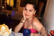 Jessie J faz pose durante um jantar