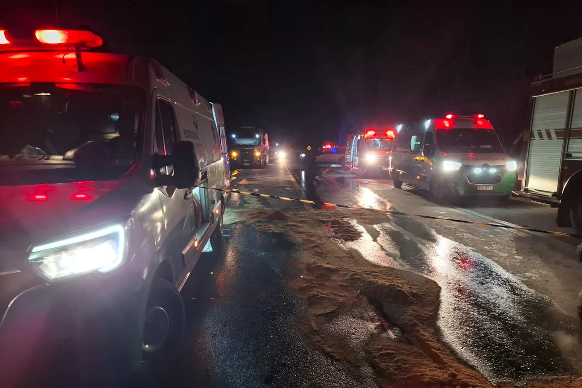 BR-116 tem dois acidentes com ônibus em intervalo de 1h30 em MG
