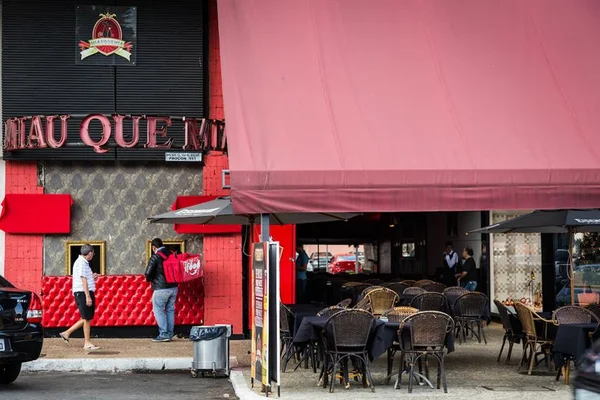 Restaurante na Asa Sul recebe currículos de garçom e cozinheiro