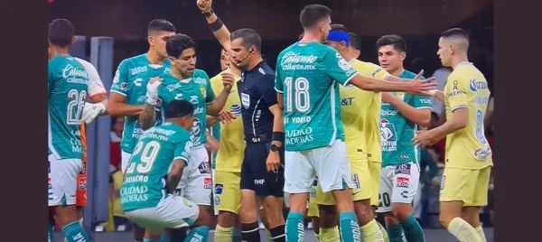Jogadores e juiz em partida de futebol no México - Metrópoles