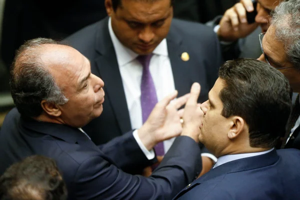 Senadores devem manter vetos, diz Bezerra Coelho sobre lei eleitoral