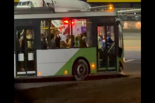 Passageiros da aeronave da Gol, que desviou rota do MT para BSB, deixam aeroporto após prestarem depoimento à PF