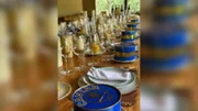 Mesa posta com caviar e taças de vinho Mesa posta com caviar e taças de vinho