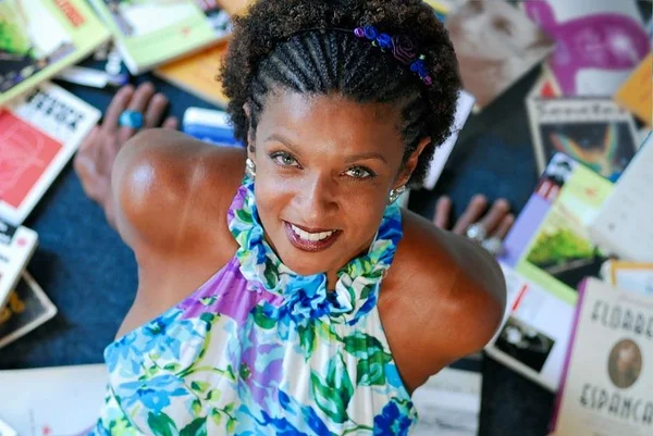 Elisa Lucinda inova debate racial: “Se vir um branco, seguro a bolsa”