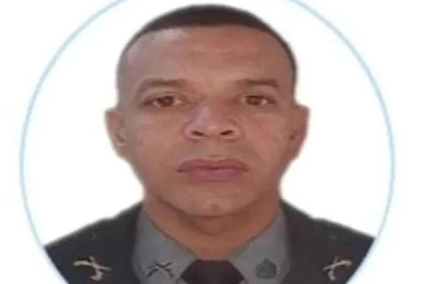 Imagem colorida de PM morto