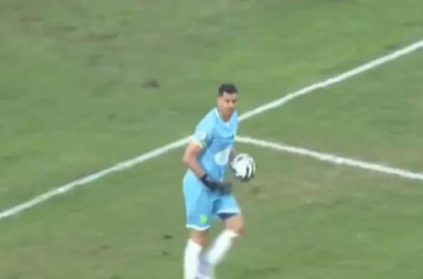 Imagem colorida do goleiro que vacilou na regra dos oito segundos- Metrópoles