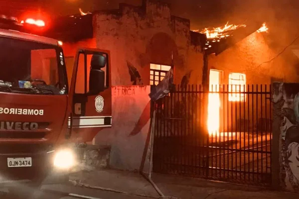 Mulher de 75 anos é encontrada carbonizada na cama após incêndio
