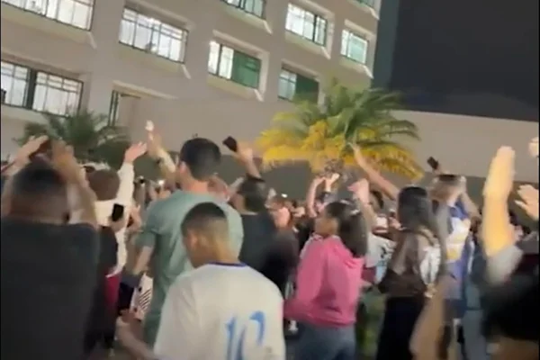 Jovem baleado por PM: amigos fazem corrente de oração em hospital