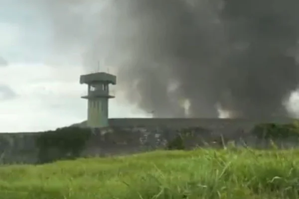 Captura de tela que mostra coluna de fumaça saindo da Penitenciária III de Hortolândia, no interior de SP, onde presos fazem uma rebelião. - Metrópoles