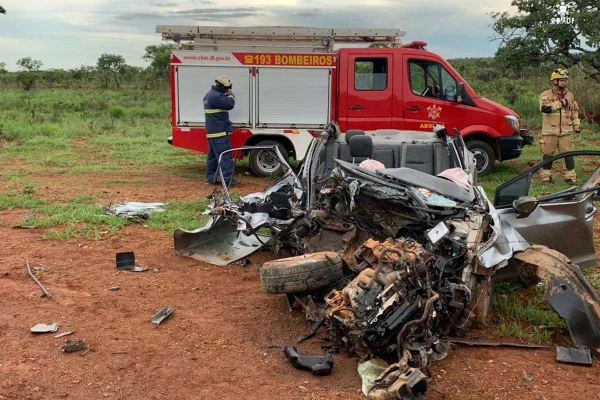Colisão frontal entre carro e caminhão deixa mulher presa em ferragens