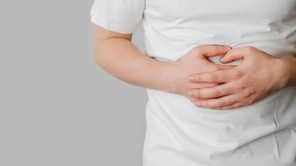 imagem colorida pessoa com a mão na barriga diarreia - dor