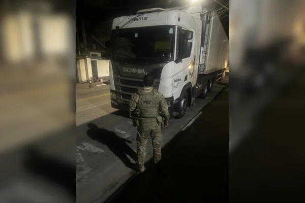 Imagem colorida de agentes da PRF recuperando o veículo do caminhoneiro vítima de sequestro -Metrópoles