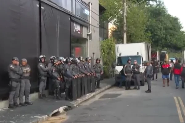 Imagem colorida de policiais militares fazendo reintegração de posse. Metrópoles