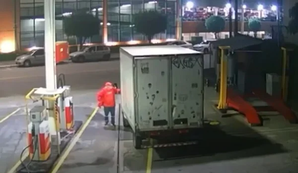 Vídeo: frentista tenta evitar calote, é arrastado por caminhão e morre