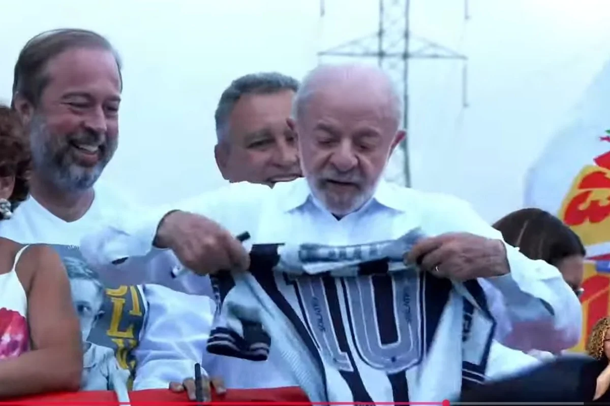 Lula critica a Globo por almoço com Flávio: "Não merece confiança"