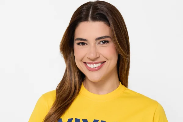 Imagem colorida de Vivian Amorim sorrindo e usando camisa amarela - Metrópoles