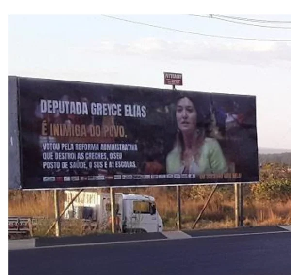 Justiça nega pedido para retirar outdoor que criticou deputada bolsonarista