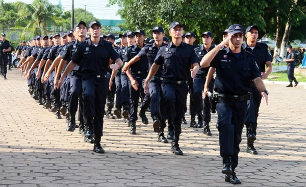 Policiais militares marchando em fila - Metrópoles