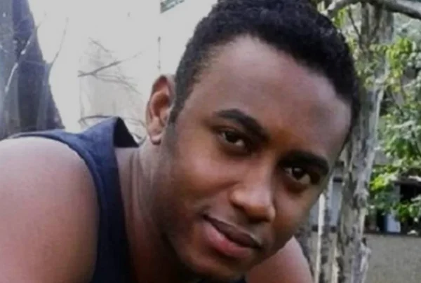 Homem negro sorrindo
