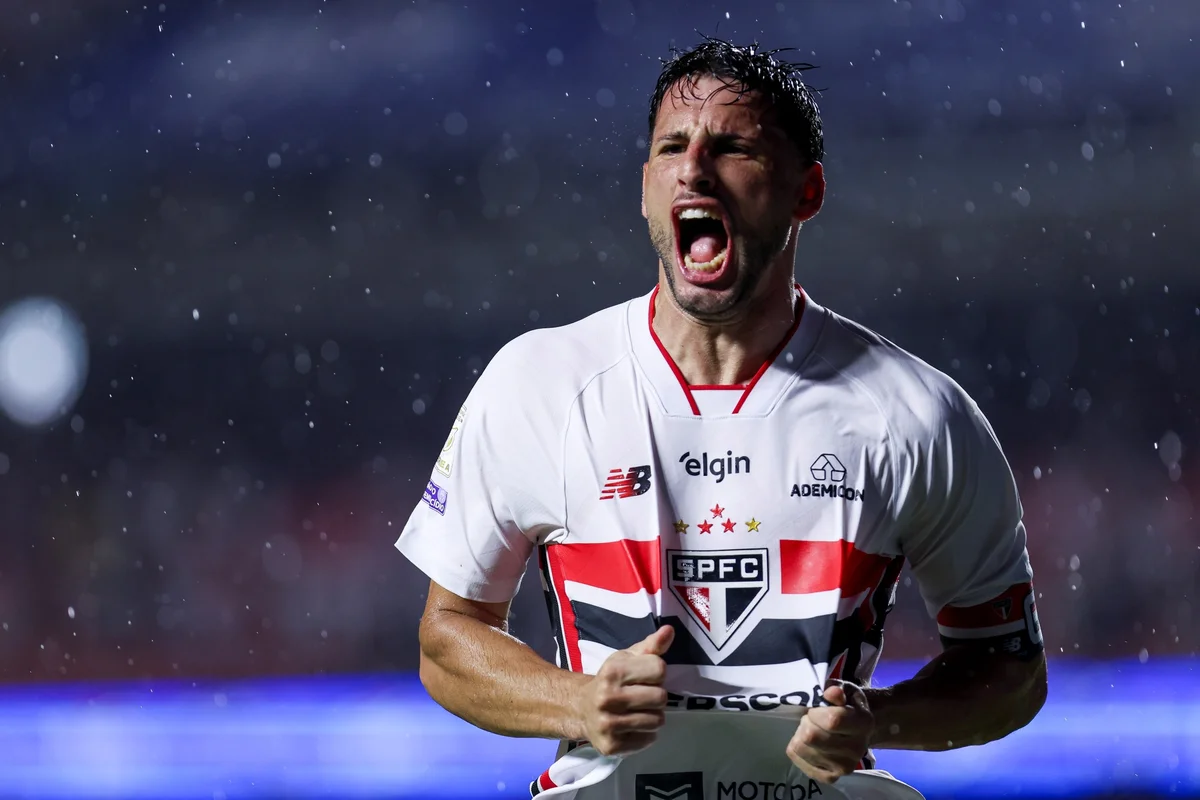 Calleri decide, marca duas vezes e São Paulo vence Vitória pelo Brasileirão