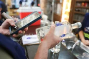 Autoridades apreenderam em um mercadinho mais de 40 garrafas de whisky, gin e vodca
