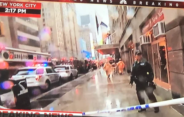 Helicóptero atinge prédio em Manhattan (NY) e deixa ao menos um morto
