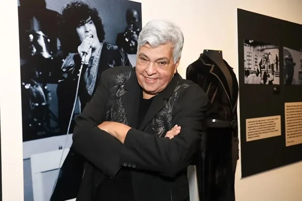 Sidney Magal posa de look todo preto em exposição sobre sua vida - Metrópoles