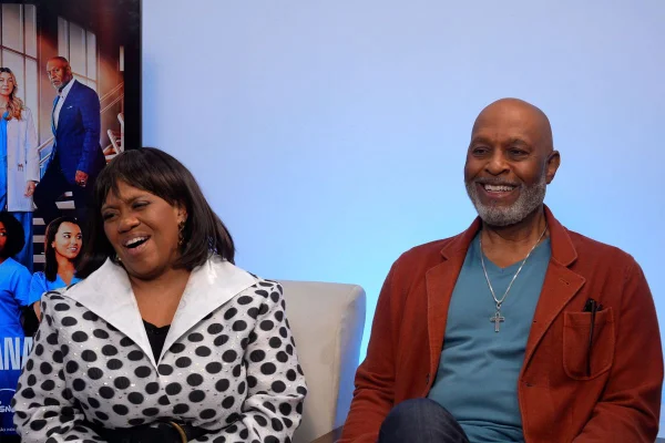James Pickens Jr. e Chandra Wilson, de Grey's Anatomy, em entrevista ao Metrópoles