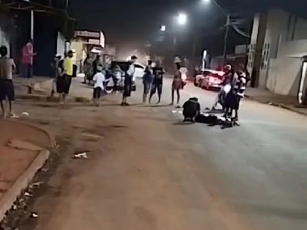Foto colorida retirada de vídeo que mostra a vítima no chão - Metrópoles