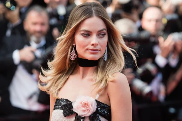 Perfil fashion: veja detalhes sobre o estilo da atriz Margot Robbie