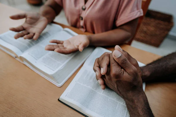 imagem colorida mostra mãos segurando biblia - Metrópoles