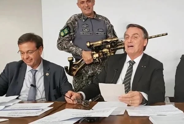 bolsonaro e arma