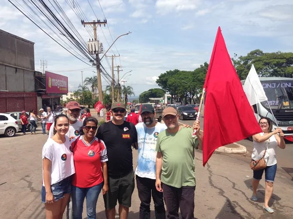 Militantes pró-Haddad realizam “caminhada da virada” no DF