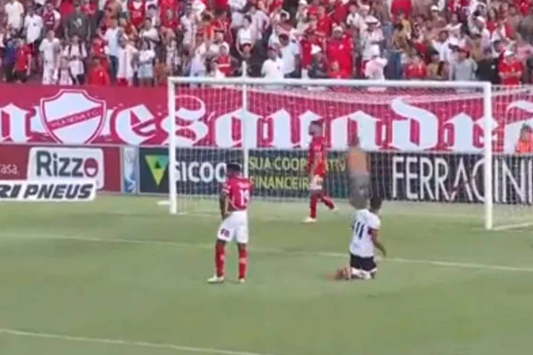 Torcedor invade campo e agride atacante do Vila Nova - metropoles