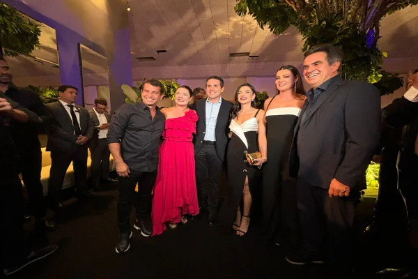 Hugo Motta comemora vitória com ministros e políticos do PL ao PT