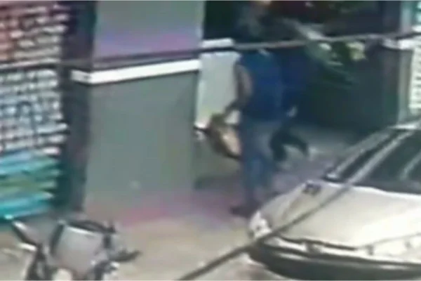 Imagens coloridas mostram dois homens entrando em um comércio para matar policial civil na zona leste de SP
