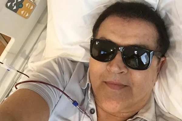 Beto Barbosa realiza cirurgia para retirada de bexiga após quimio