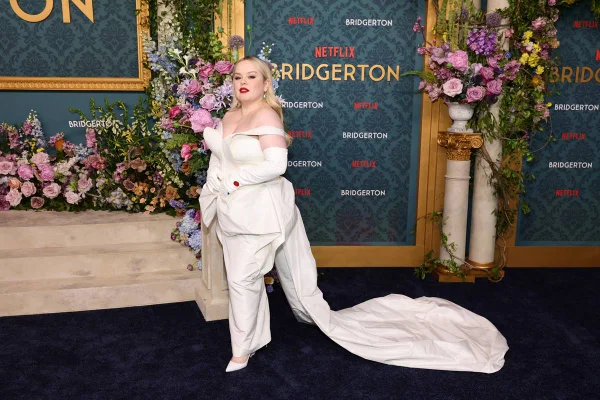 Na imagem com cor, a atriz Nicola Coughlan, da série Bridgerton - Metrópoles
