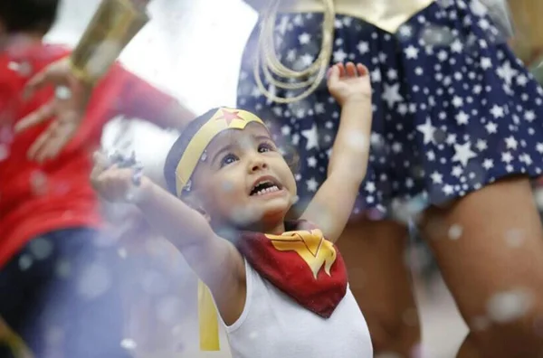 Super-heróis e princesas invadem o Carnapati, no Parque da Cidade