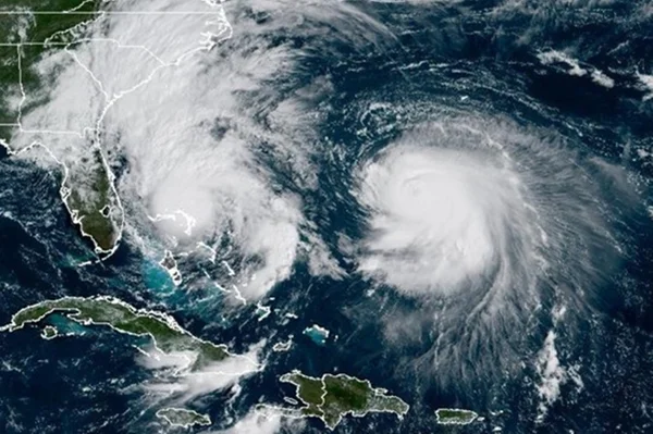 Imagem de satélite colorida mostra dois furacões no mar próximo à costa dos Estados Unidos - Metrópoles