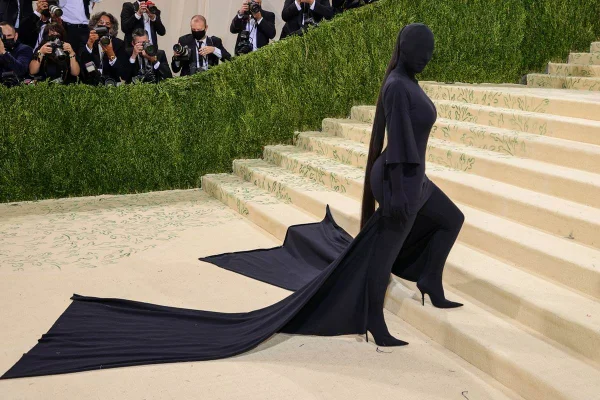 Confira os 5 looks mais marcantes de tapetes vermelhos em 2021