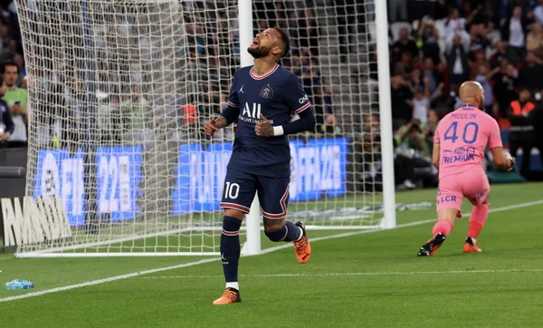 Goleiro do Troyes tenta desestabilizar Neymar antes de cobrança de pênalti - Metrópoles