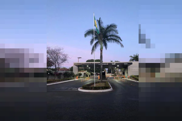 Bandeira do Brasil divide condomínio no DF onde moram general e ex-deputado