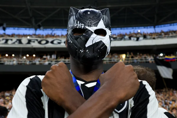 Foto colorida de Luiz Henrique, do Botafogo, como Pantera Negra - Metrópoles