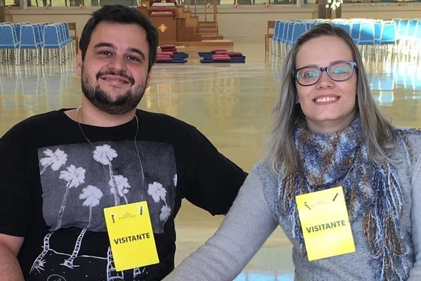 Casal de cadeirantes cria canal no Youtube desmistificando o dia a dia