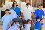"É uma molecada grande", diz Juliano Cazarré sobre os seis filhos