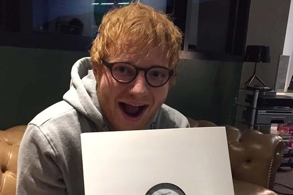 Ed Sheeran esconde bilhete para fãs em um de seus novos discos
