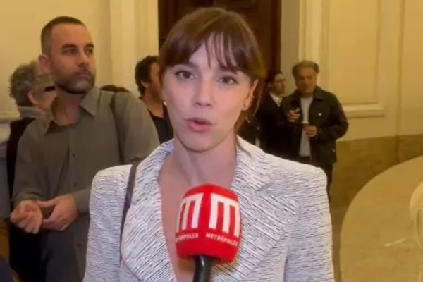 Alice Wegmann com microfone do Metrópoles
