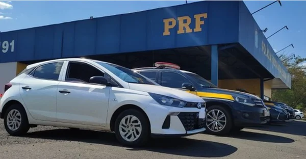 Em foto colorida Hyundai HB20 branco em primeiro plano, ao lado de uma viatura da Polícia Rodoviária Federal - Metrópoles