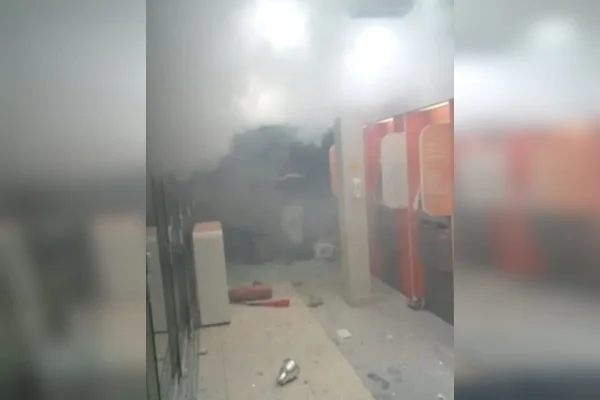 Bandidos explodem caixas eletrônicos e vídeos mostram cenas de terror